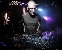 Escucha el nuevo álbum de Moby completamente en vivo