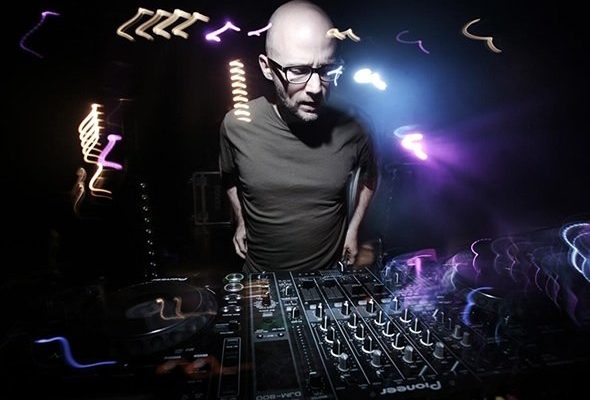 Escucha el nuevo álbum de Moby completamente en vivo