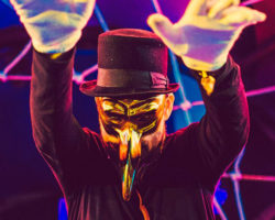 Claptone nos pone “Bajo la luna” con su nuevo track