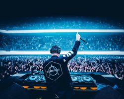 DON DIABLO RINDE HOMENAJE A AVICII EN TOMORROWLAND.