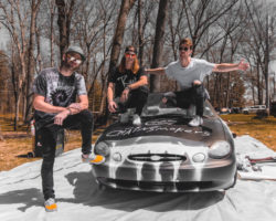 EL CAMARÓGRAFO DE KREWELLA Y THE CHAINSMOKERS CASI MUERE EN UN ACCIDENTE.