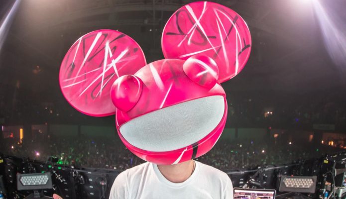 DEADMAU5 SUBE A SHROUD EN SU AUTO PARA UN NUEVO COFFEE RUN.