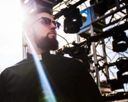 TCHAMI nos bendice con un alentador lanzamiento doble