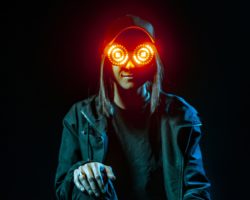 REZZ EN COLABORACIÓN CON AARON GILLESPIE