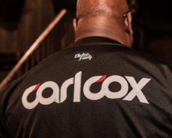 CARL COX LANZA SU NUEVA CAMISETA DE BÉISBOL A BENEFICIO DE UNA FUNDACIÓN