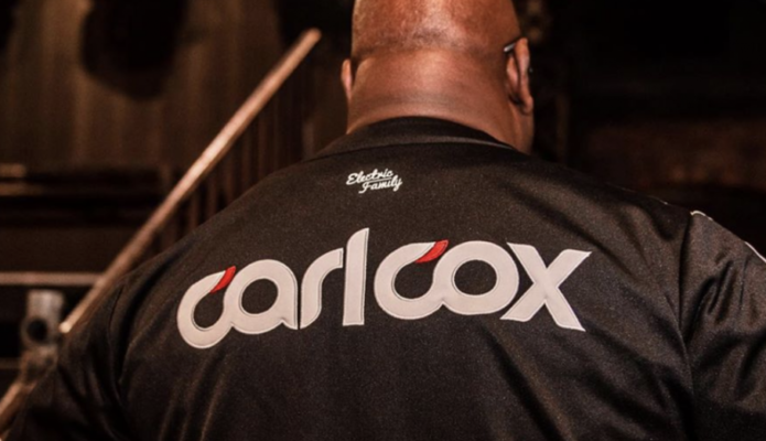 CARL COX LANZA SU NUEVA CAMISETA DE BÉISBOL A BENEFICIO DE UNA FUNDACIÓN