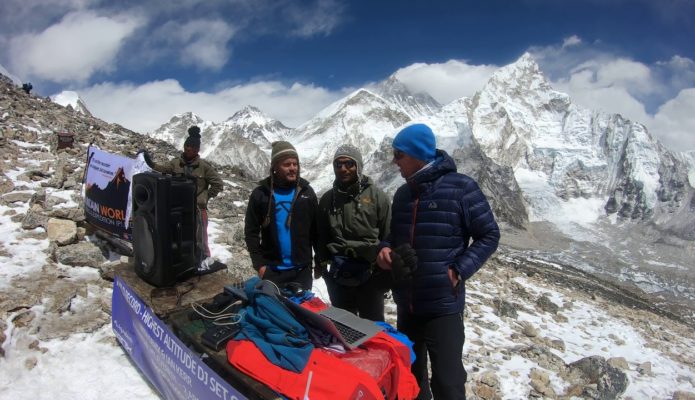 DJ BRITÁNICO ROMPE RÉCORD TOCANDO EN LA PARTE MÁS ALTA DEL EVEREST