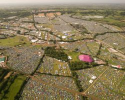 GLASTONBURY DONA MÁSCARAS, GUANTES Y DESINFECTANTE PARA MANOS A LOS SERVICIOS DE EMERGENCIA DE LA NHS