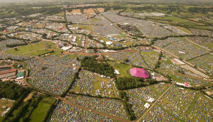 GLASTONBURY DONA MÁSCARAS, GUANTES Y DESINFECTANTE PARA MANOS A LOS SERVICIOS DE EMERGENCIA DE LA NHS