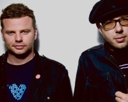 THE CHEMICAL BROTHERS DONA SU SINTETIZADOR ROLAND TB-03 A LA CAMPAÑA #ILOVELIVE