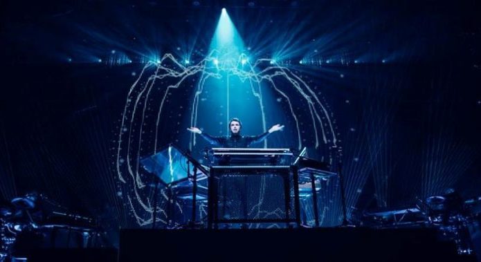 JEAN-MICHEL JARRE REALIZA UN INCREÍBLE SHOW VIRTUAL EN NOTRE-DAME