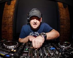 JORN VAN DEYNHOVEN LANZA SU ÚLTIMO SENCILLO “VIVE LA VIDA”