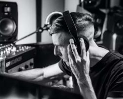 RICHIE HAWTIN COLABORA CON AIAIAI PARA EL LANZAMIENTO DE UNOS NUEVOS AURICULARES