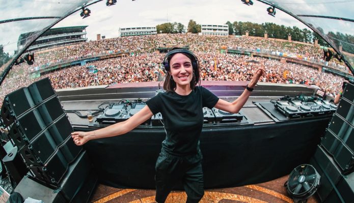 AMELIE LENS LANZA UN COMPILADO A BENEFICIO DE UCRANIA