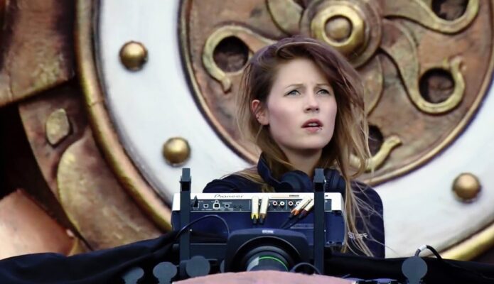 CHARLOTTE DE WITTE SE CONVIERTE EN LA PRIMERA MUJER DJ EN CERRAR EN EL MAINSTAGE DE TOMORROWLAND